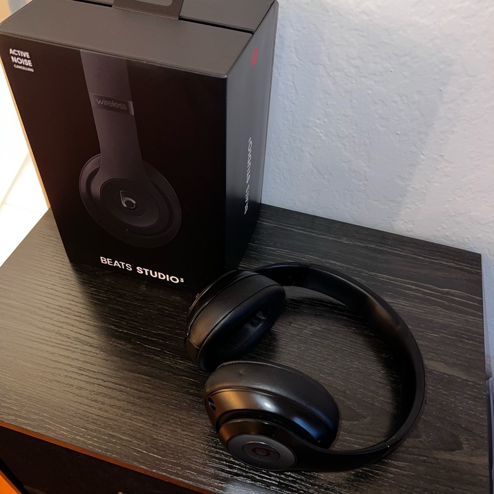 Beats by Dre Studio3 Over-Ear Headphones - Black - Picture 2 of 7